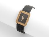 gros plan d'une montre-bracelet sur une surface blanche