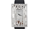 une montre pour femme sertie de diamants et dotée d'un bracelet en cuir noir