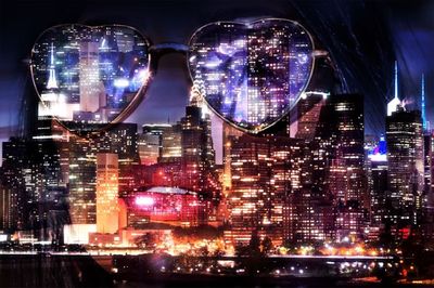 une photo d'une ville la nuit, avec beaucoup de lumières