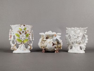 trois vases aux motifs variés posés sur une table