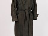 une photo d'un mannequin masculin vêtu d'un trench-coat