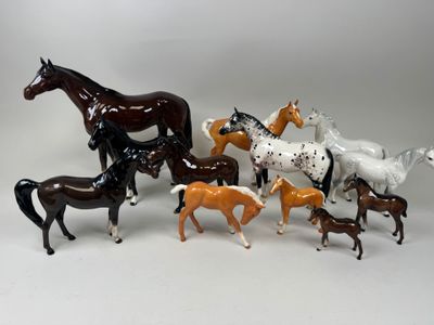 de nombreux chevaux rassemblés sur une surface blanche