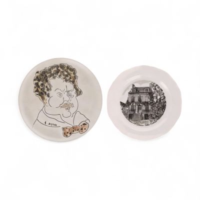 une assiette sur laquelle est représentée une femme et une assiette sur laquelle est représentée une femme