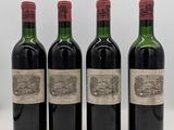 trois bouteilles de vin sont alignées sur une table