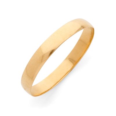 une alliance en or jaune sur fond blanc