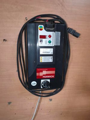 une multiprise fixée à l'arrière d'un chargeur de voiture