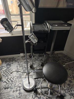 une photo représentant une chaise et une lampe dans une pièce