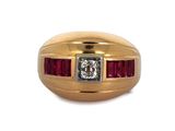 un gros plan sur une bague en or sertie d'un diamant et de rubis