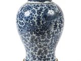 un vase bleu et blanc avec un oiseau dessus