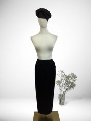 GIANFRANCO FERRÉ. Jupe droite à mi-mollet, fendue à l’arrièr…