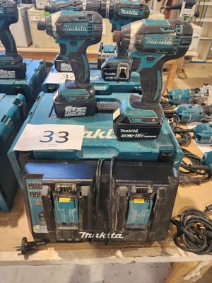 tout un tas d'outils électriques posés sur une table