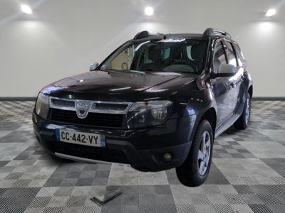 une photo d'une camionnette noire garée dans un garage