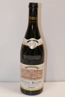 une bouteille de vin posée sur une table