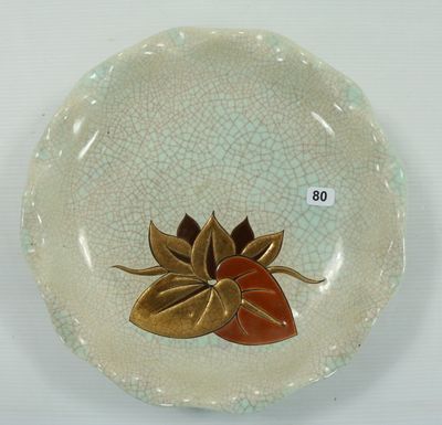 une assiette blanche ornée d'une feuille d'or