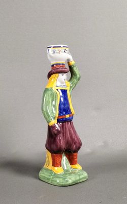 deux figurines représentant un homme coiffé d'un chapeau et d'un chat sur la tête