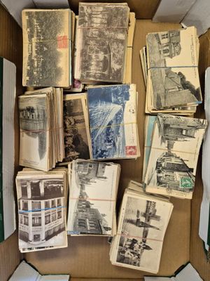 une boîte remplie de vieilles cartes postales posée sur une table