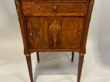 paire de tables de chevet anciennes en noyer avec plateau en marbre