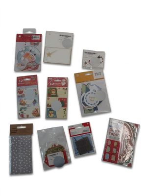 toutes ces cartes de Noël qui sont posées sur la table