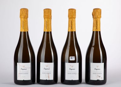 trois bouteilles de vin posées l'une à côté de l'autre sur une table
