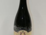 une bouteille de vin posée sur une table