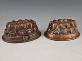 a pair of bronze figurines of elephants on a pedestal