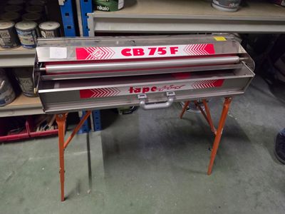 une machine posée sur une table dans un magasin
