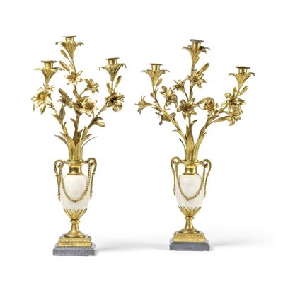 paire de vases anciens en laiton et marbre, ornés de fleurs et de feuilles