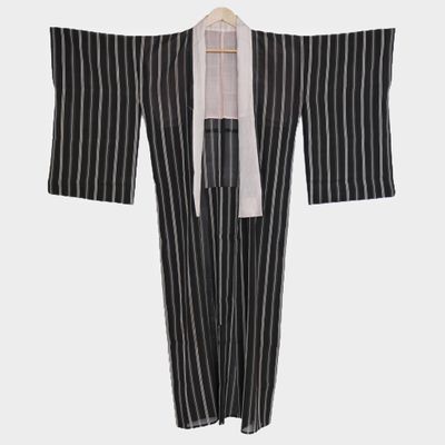 une photo d'une robe rayée en noir et blanc suspendue à un cintre