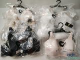 deux paires de soutiens-gorge emballées dans des sacs en plastique, posées sur une table