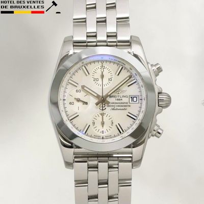 une montre en acier inoxydable avec un cadran blanc sur fond blanc