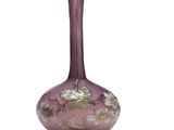 un vase en verre violet orné d'un motif floral