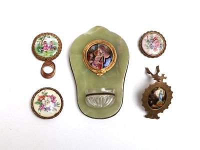une photo montrant un ensemble d'objets posés sur une table
