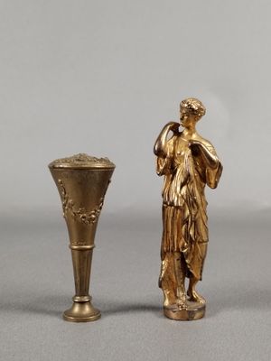 deux vases en or posés l'un à côté de l'autre sur une table