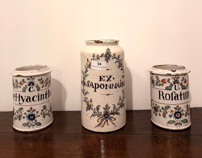 trois vases posés sur une table