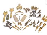 de nombreux objets en or et en argent disposés sur un fond blanc