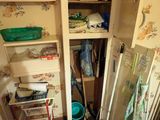 une pièce comprenant un placard et des toilettes