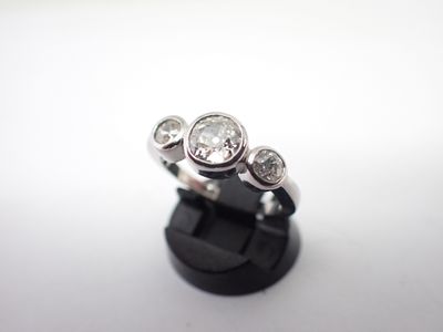 Bague en platine ornée de 3 diamants TA de 0,70ct environ pour le pplu