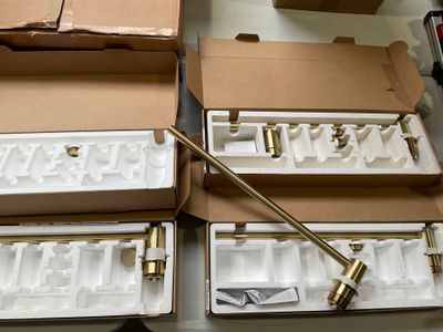 quatre cartons de tailles différentes, contenant des objets de tailles variées
