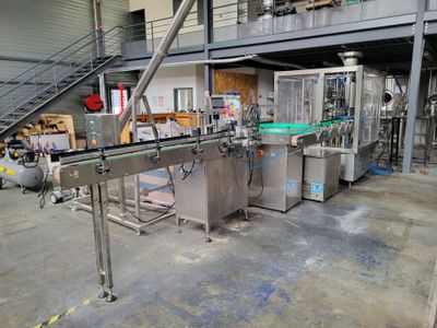 une photo d'une machine en fonctionnement dans une usine