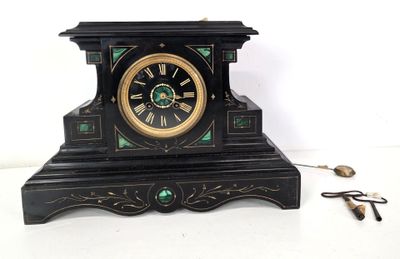 une horloge noire posée sur une table
