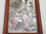 une photo représentant deux femmes et un enfant, dans un cadre