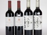 trois bouteilles de vin sont alignées sur une surface blanche
