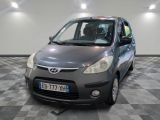 une petite voiture garée dans une pièce