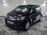 la photo d'une petite voiture noire garée dans un garage