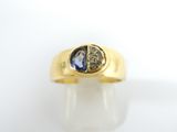 Gros plan sur une bague en or ornée d'un saphir bleu