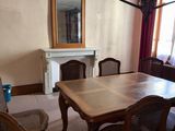 une table de salle à manger et des chaises devant une cheminée
