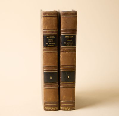 une paire de livres anciens reliés en cuir sur fond blanc