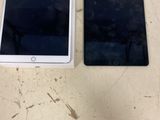 deux iPad posés l'un à côté de l'autre sur une table