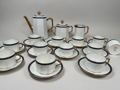 many cups and saucers that are sitting on the table