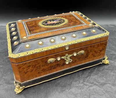une petite boîte en bois ornée de dorures et d'une illustration